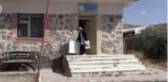Fedakar öğretmen kapı kapı dolaşarak öğrencilerine ders anlatıyor