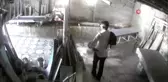 Önce keşif yaptı, sonra anahtarı bulup otomobili çaldı...O anlar kamerada