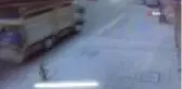 İzmir'de kaldırımda oturan genç kıza otomobil çarptı... O anlar güvenlik kamerasına yansıdı