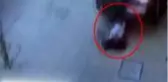 Kaldırımda oturan genç kıza otomobil çarptı, dehşet anları saniye saniye kameraya yansıdı
