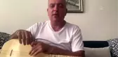 Karantinadaki Belediye Başkanı, canlı yayında bağlama çalıp türkü söyledi