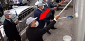 Öğrenciler için makam aracını satan belediye başkanı, şimdi de ilçedeki binaları boyuyor