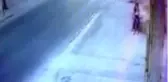 Otomobilin kaldırımda oturan kıza çarpma anı güvenlik kamerasında