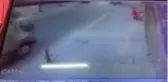 Genç kızın otomobilin altında sürüklendiği anlar güvenlik kamerasında