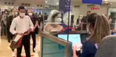 Almanya'dan gelinliğiyle Antalya uçağına bindi