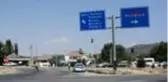 Freni boşalan kamyon bahçeye uçtu: 3 yaralı