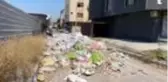 Sokak arasına atılan molozlar esnafları çileden çıkardı