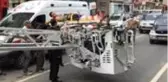 Çatıdan düşerken saca takılan ayağı, genç adamı hayata bağladı