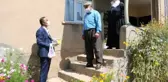 Hakkarili muhtar, 'Yaşlılar evden çıkmasın' diye ev ev dolaşıp maske dağıtıyor