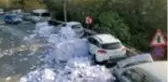 Park halindeki otomobillere çarpan kamyon devrildi