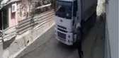 Son Dakika: Yokuş aşağı giden kamyonu durdurmak istedi, başarılı olamadı...O anlar kamerada