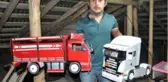 Çatı katında atık malzemelerle yaptığı maketlerle hayran bırakıyor