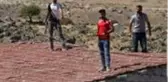 Evleri yıkılmasın diye tüfeği alıp çatıya çıktılar! Polis ikna etmek için 2 saat uğraştı