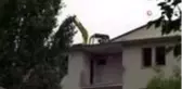 Kars'ta pes dedirten görüntü...5 katlı binanın üzerine yıkım için iş makinesi çıkarttılar