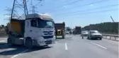 Kemerburgaz yolunda mıcır yüklü kamyon devrildi