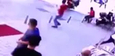 Husumetli olduğu kişiye sokak ortasında kurşun yağdırdı! 2 kişi yaralandı