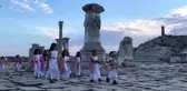 Çocuklar, Sagalassos Antik Kenti'deki Antoninler Çeşmesi'ni resmetti