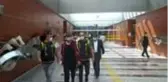 Komşusunu dövdüğü için ifade vermeye giden Halil Sezai'nin sağ elindeki sargı dikkat çekti