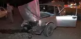 Kontrolden çıkan otomobil refüjü aşıp park halindeki 2 otomobile çarptı