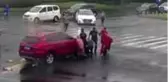 Kaza yapan yaşlı adamın imdadına çevredekiler koştu! Aracı kaldırarak kurtardılar