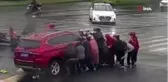 Otomobilin altında kalan adamı elbirliğiyle böyle kurtardılar
