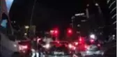 Öfkeli sürücü kırmızı ışıkta mendil satan kişiyi darp etti, o anlar kameraya yansıdı