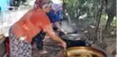 10 saat suda kaldıktan sonra 7-8 saat kaynatılarak yapılan keçiboynuzu pekmezinin kilosu 50 liradan satılıyor