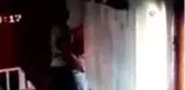 Camiden çorap çalan hırsız kamerada