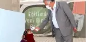 Elinde maskesi ve ateş ölçeriyle kapı kapı dolaşıyor