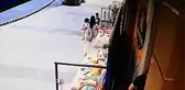 Kucağında çocuğuyla hırsızlık yapan kadın kameralara yakalandı