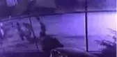 Öfkeli baba çocukların tartışmasına karıştı, oğluna tekme atan çocuğu dakikalarca dövdü