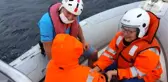 Denizde ikna çabası... Denize atlayan kadın, 2 bin 500 metre açıkta kurtarıldı