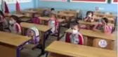 Vali Aydoğdu önlüğü giyip öğrencilere ilk dersi verdi
