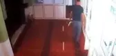 Vicdansız hırsızın camiden bağış kutusunu böyle çaldı