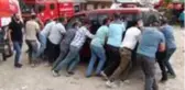 Yangın sırasında park halindeki aracı elleriyle kaldırarak kurtardılar