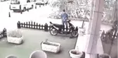 Bir saat etrafı kontrol etti, elektrikli motosikleti böyle çaldı