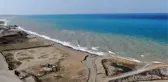 Kural dinlemiyorlar! Dökülen molozlar denizi kahveye bürüdü, köy halkı çileden çıktı