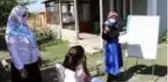 Köy okulunun fedakar öğretmeni, elinde tahtasıyla kapı kapı dolaşıp ders anlatıyor
