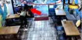 Sokağa saçılan binlerce lira vatandaşlar tarafından saniyeler içinde toplandı