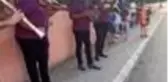 Covid-19'a yakalanan müdüre çalgılı şarkılı moral