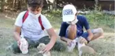 Oyun oynarken buldukları yavru köpekleri harçlıklarıyla süt alarak besliyorlar