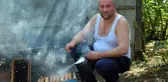 Ordulu çılgın arıcı, gömleğini çıkarıp arıların arasına daldı