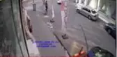 Son dakika haberi! Çocuğun elinden cep telefonunun çalınması güvenlik kamerasında