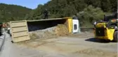 Hafriyat kamyonu yola devrildi: 1 yaralı