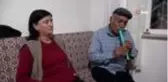 Eşi çalıyor kendi söylüyor, sesiyle ünlü sanatçıları aratmıyor