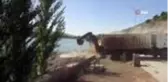 Göl kenarına dökülen molozlar temizleniyor