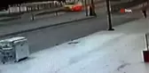 Yolun karşısına geçmeye çalışan kadına servis minibüsü böyle çarptı