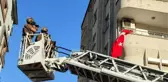 Hastaneye gitmek istemeyen şahıs, eşi ve çocuklarını rehin aldı