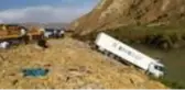Şarampole sürüklenen TIR, Zap Suyu'na 1 metre kala durabildi