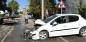 Otomobil elektrik direğine çarptı: 3 yaralı